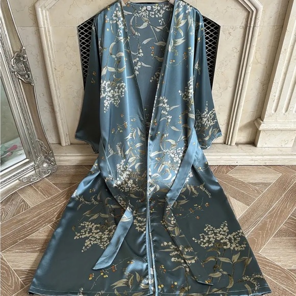 Beautiful satin robe - Picture 4 of 10